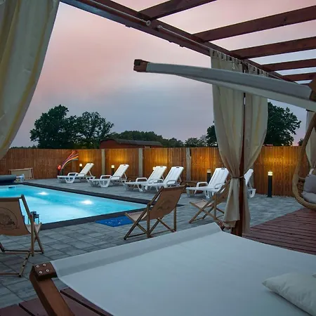 Pod Debami ,pokoje,nauka Jazdy Konnej Obok Leby Holiday home